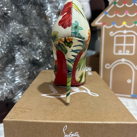 Size 39.5 Christian Louboutin heels, never worn. Has sole cover on already. - Picture 2 of 4